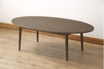 ワードローブとチェストの建具を使ってローテーブルにリメイク!それぞれの建具の板をつないで天板にし、脚を取り付け。新材は元の材に合わせた色味に仕上げ。