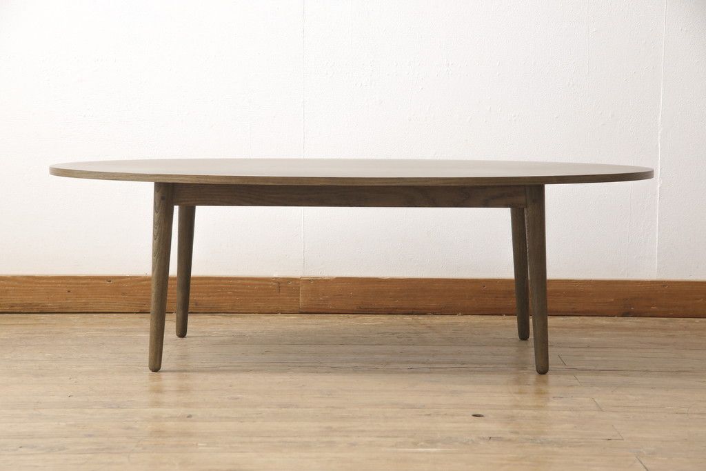 ワードローブとチェストの建具を使ってローテーブルにリメイク!それぞれの建具の板をつないで天板にし、脚を取り付け。新材は元の材に合わせた色味に仕上げ。