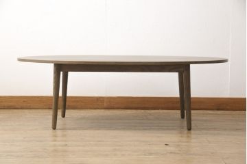 ワードローブとチェストの建具を使ってローテーブルにリメイク!それぞれの建具の板をつないで天板にし、脚を取り付け。新材は元の材に合わせた色味に仕上げ。