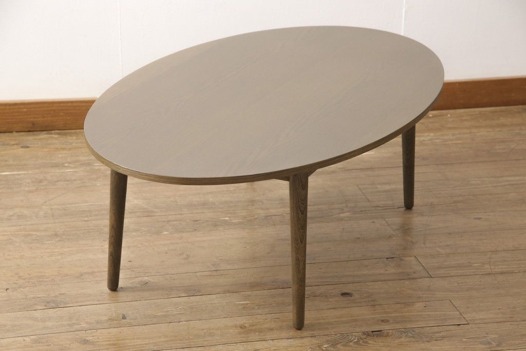 ワードローブとチェストの建具を使ってローテーブルにリメイク!それぞれの建具の板をつないで天板にし、脚を取り付け。新材は元の材に合わせた色味に仕上げ。