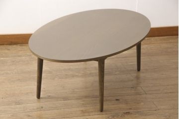 ワードローブとチェストの建具を使ってローテーブルにリメイク!それぞれの建具の板をつないで天板にし、脚を取り付け。新材は元の材に合わせた色味に仕上げ。