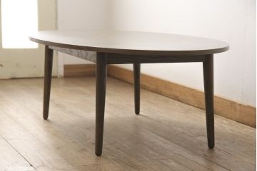 ワードローブとチェストの建具を使ってローテーブルにリメイク!それぞれの建具の板をつないで天板にし、脚を取り付け。新材は元の材に合わせた色味に仕上げ。