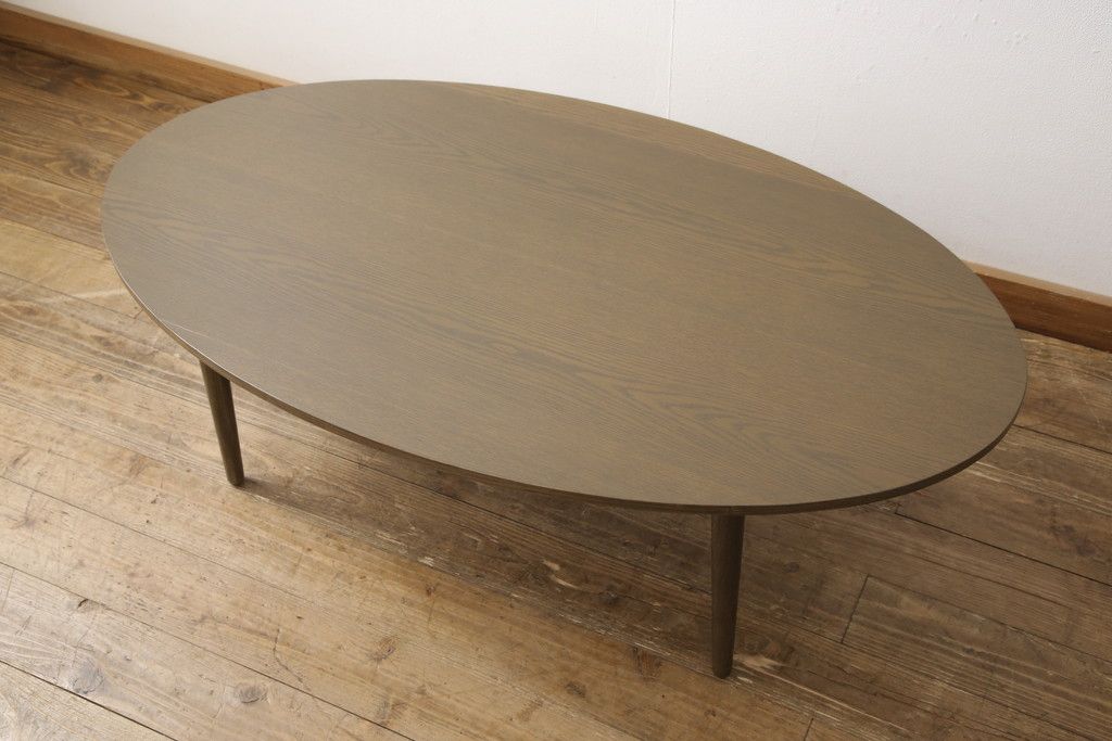 ワードローブとチェストの建具を使ってローテーブルにリメイク!それぞれの建具の板をつないで天板にし、脚を取り付け。新材は元の材に合わせた色味に仕上げ。