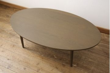 ワードローブとチェストの建具を使ってローテーブルにリメイク!それぞれの建具の板をつないで天板にし、脚を取り付け。新材は元の材に合わせた色味に仕上げ。