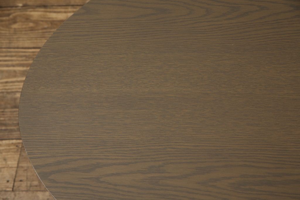 ワードローブとチェストの建具を使ってローテーブルにリメイク!それぞれの建具の板をつないで天板にし、脚を取り付け。新材は元の材に合わせた色味に仕上げ。