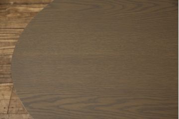 ワードローブとチェストの建具を使ってローテーブルにリメイク!それぞれの建具の板をつないで天板にし、脚を取り付け。新材は元の材に合わせた色味に仕上げ。