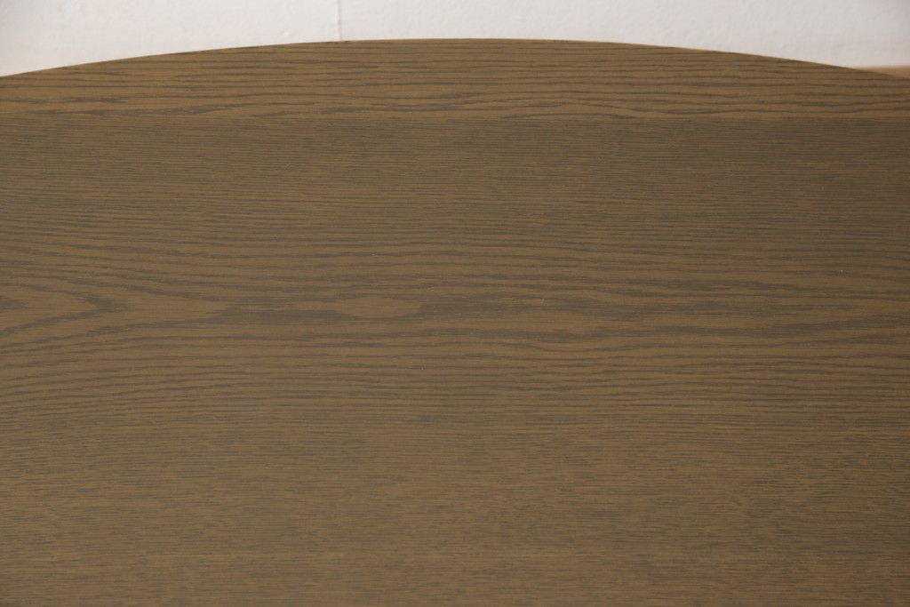 ワードローブとチェストの建具を使ってローテーブルにリメイク!それぞれの建具の板をつないで天板にし、脚を取り付け。新材は元の材に合わせた色味に仕上げ。