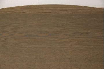 ワードローブとチェストの建具を使ってローテーブルにリメイク!それぞれの建具の板をつないで天板にし、脚を取り付け。新材は元の材に合わせた色味に仕上げ。