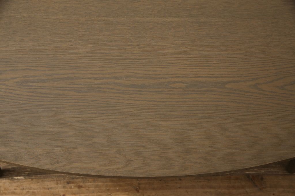 ワードローブとチェストの建具を使ってローテーブルにリメイク!それぞれの建具の板をつないで天板にし、脚を取り付け。新材は元の材に合わせた色味に仕上げ。