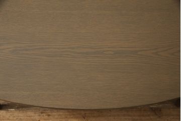 ワードローブとチェストの建具を使ってローテーブルにリメイク!それぞれの建具の板をつないで天板にし、脚を取り付け。新材は元の材に合わせた色味に仕上げ。