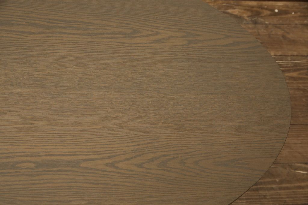 ワードローブとチェストの建具を使ってローテーブルにリメイク!それぞれの建具の板をつないで天板にし、脚を取り付け。新材は元の材に合わせた色味に仕上げ。