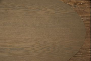 ワードローブとチェストの建具を使ってローテーブルにリメイク!それぞれの建具の板をつないで天板にし、脚を取り付け。新材は元の材に合わせた色味に仕上げ。