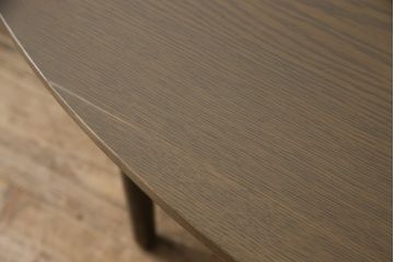 ワードローブとチェストの建具を使ってローテーブルにリメイク!それぞれの建具の板をつないで天板にし、脚を取り付け。新材は元の材に合わせた色味に仕上げ。