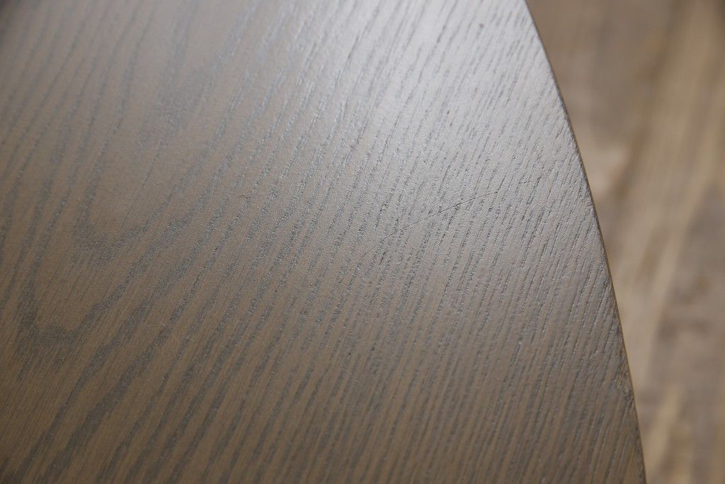 ワードローブとチェストの建具を使ってローテーブルにリメイク!それぞれの建具の板をつないで天板にし、脚を取り付け。新材は元の材に合わせた色味に仕上げ。