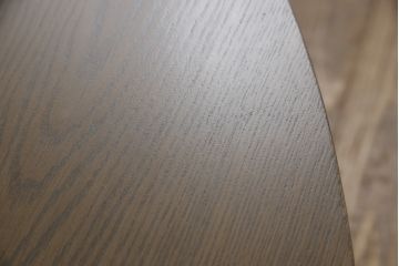 ワードローブとチェストの建具を使ってローテーブルにリメイク!それぞれの建具の板をつないで天板にし、脚を取り付け。新材は元の材に合わせた色味に仕上げ。