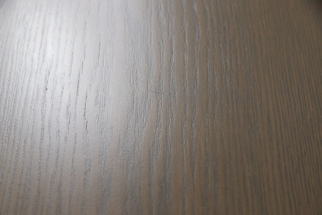 ワードローブとチェストの建具を使ってローテーブルにリメイク!それぞれの建具の板をつないで天板にし、脚を取り付け。新材は元の材に合わせた色味に仕上げ。