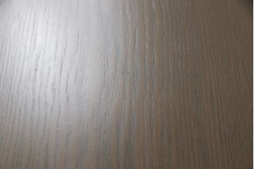 ワードローブとチェストの建具を使ってローテーブルにリメイク!それぞれの建具の板をつないで天板にし、脚を取り付け。新材は元の材に合わせた色味に仕上げ。