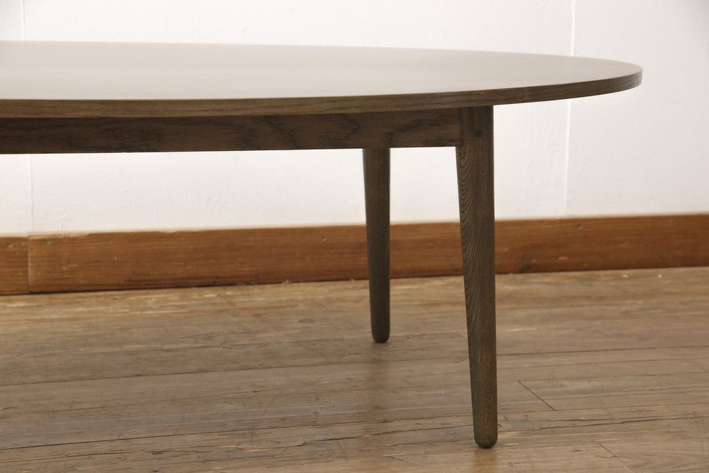 ワードローブとチェストの建具を使ってローテーブルにリメイク!それぞれの建具の板をつないで天板にし、脚を取り付け。新材は元の材に合わせた色味に仕上げ。