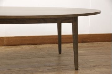 ワードローブとチェストの建具を使ってローテーブルにリメイク!それぞれの建具の板をつないで天板にし、脚を取り付け。新材は元の材に合わせた色味に仕上げ。