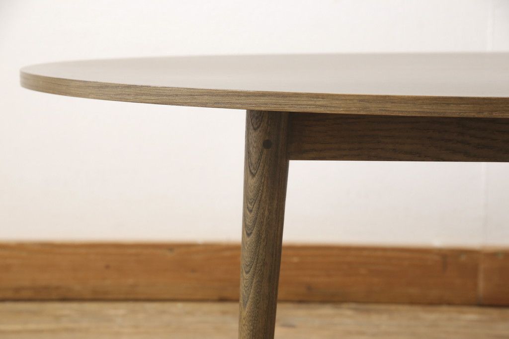 ワードローブとチェストの建具を使ってローテーブルにリメイク!それぞれの建具の板をつないで天板にし、脚を取り付け。新材は元の材に合わせた色味に仕上げ。