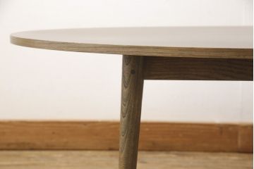 ワードローブとチェストの建具を使ってローテーブルにリメイク!それぞれの建具の板をつないで天板にし、脚を取り付け。新材は元の材に合わせた色味に仕上げ。