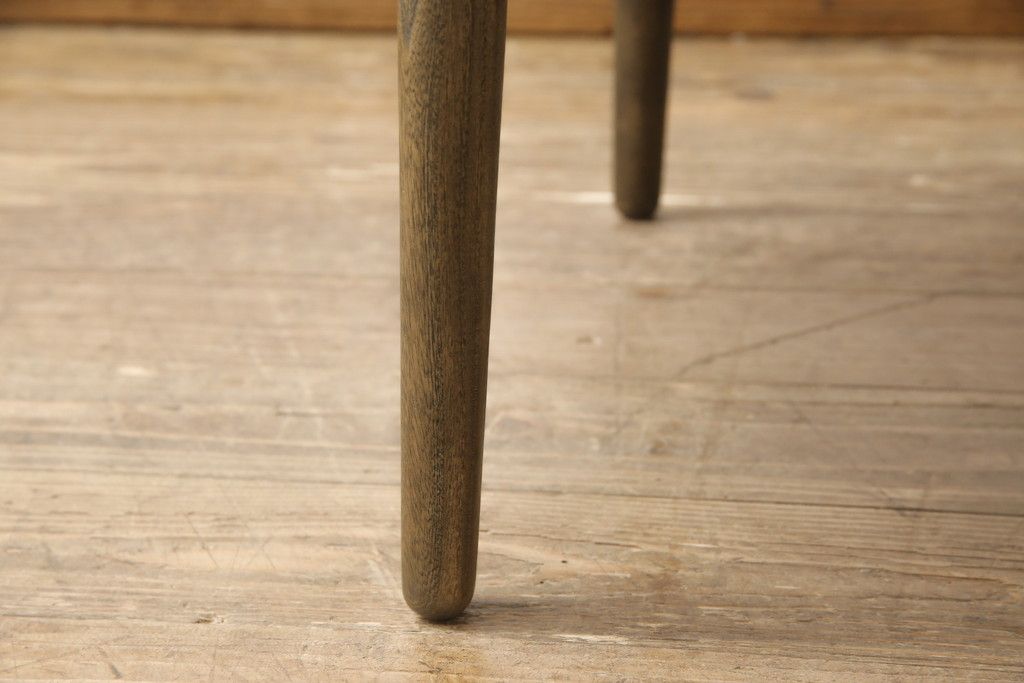 ワードローブとチェストの建具を使ってローテーブルにリメイク!それぞれの建具の板をつないで天板にし、脚を取り付け。新材は元の材に合わせた色味に仕上げ。