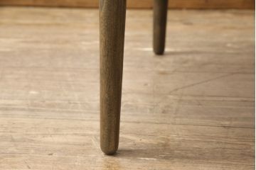 ワードローブとチェストの建具を使ってローテーブルにリメイク!それぞれの建具の板をつないで天板にし、脚を取り付け。新材は元の材に合わせた色味に仕上げ。