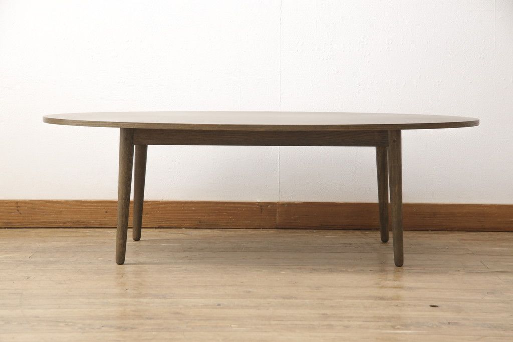 ワードローブとチェストの建具を使ってローテーブルにリメイク!それぞれの建具の板をつないで天板にし、脚を取り付け。新材は元の材に合わせた色味に仕上げ。