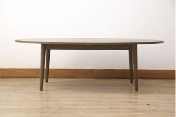 ワードローブとチェストの建具を使ってローテーブルにリメイク!それぞれの建具の板をつないで天板にし、脚を取り付け。新材は元の材に合わせた色味に仕上げ。