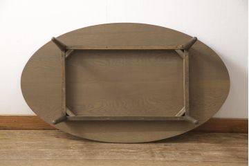 ワードローブとチェストの建具を使ってローテーブルにリメイク!それぞれの建具の板をつないで天板にし、脚を取り付け。新材は元の材に合わせた色味に仕上げ。