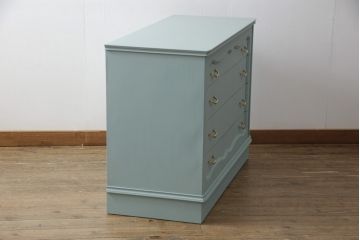 箪笥をチェストにリメイク!ヒノキ無垢材の天板を取り付け、取っ手を交換。淡い青緑にペイント仕上げ。