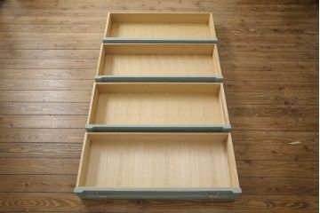 箪笥をチェストにリメイク!ヒノキ無垢材の天板を取り付け、取っ手を交換。淡い青緑にペイント仕上げ。