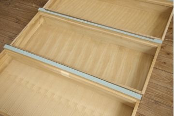 箪笥をチェストにリメイク!ヒノキ無垢材の天板を取り付け、取っ手を交換。淡い青緑にペイント仕上げ。