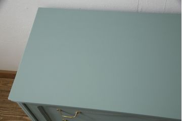 箪笥をチェストにリメイク!ヒノキ無垢材の天板を取り付け、取っ手を交換。淡い青緑にペイント仕上げ。