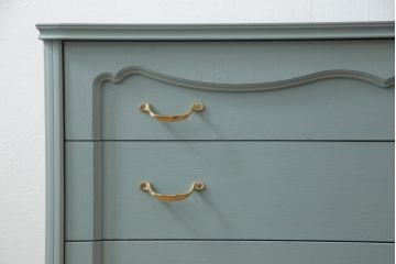 箪笥をチェストにリメイク!ヒノキ無垢材の天板を取り付け、取っ手を交換。淡い青緑にペイント仕上げ。