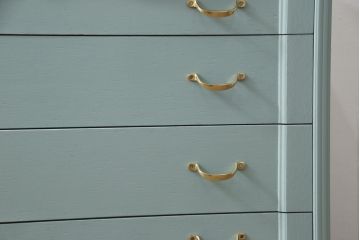 箪笥をチェストにリメイク!ヒノキ無垢材の天板を取り付け、取っ手を交換。淡い青緑にペイント仕上げ。