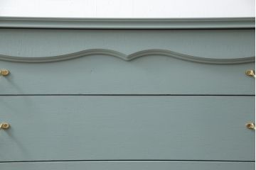 箪笥をチェストにリメイク!ヒノキ無垢材の天板を取り付け、取っ手を交換。淡い青緑にペイント仕上げ。