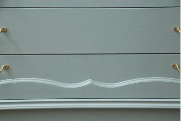 箪笥をチェストにリメイク!ヒノキ無垢材の天板を取り付け、取っ手を交換。淡い青緑にペイント仕上げ。