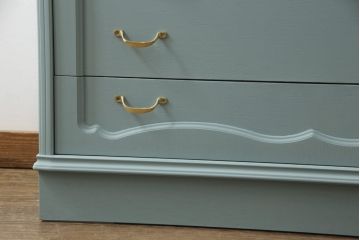 箪笥をチェストにリメイク!ヒノキ無垢材の天板を取り付け、取っ手を交換。淡い青緑にペイント仕上げ。