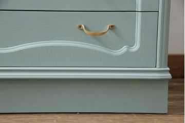 箪笥をチェストにリメイク!ヒノキ無垢材の天板を取り付け、取っ手を交換。淡い青緑にペイント仕上げ。
