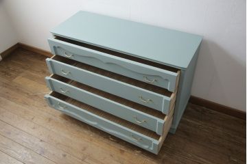 箪笥を2つのチェストにリメイク!ひとつはヒノキ無垢材の天板を取り付け、もう一方は台輪を付けてそれぞれチェストに。取っ手を付け替えて、淡い青緑にペイント仕上げ。