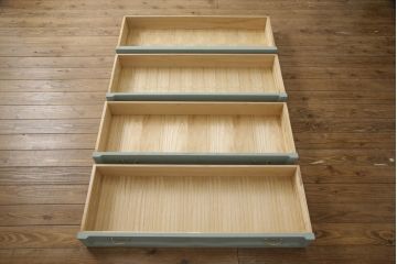箪笥を2つのチェストにリメイク!ひとつはヒノキ無垢材の天板を取り付け、もう一方は台輪を付けてそれぞれチェストに。取っ手を付け替えて、淡い青緑にペイント仕上げ。