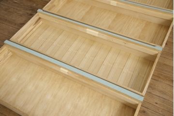 箪笥を2つのチェストにリメイク!ひとつはヒノキ無垢材の天板を取り付け、もう一方は台輪を付けてそれぞれチェストに。取っ手を付け替えて、淡い青緑にペイント仕上げ。
