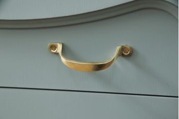 箪笥を2つのチェストにリメイク!ひとつはヒノキ無垢材の天板を取り付け、もう一方は台輪を付けてそれぞれチェストに。取っ手を付け替えて、淡い青緑にペイント仕上げ。