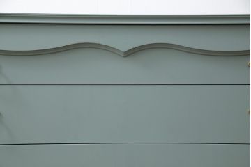 箪笥を2つのチェストにリメイク!ひとつはヒノキ無垢材の天板を取り付け、もう一方は台輪を付けてそれぞれチェストに。取っ手を付け替えて、淡い青緑にペイント仕上げ。