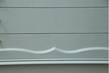 箪笥を2つのチェストにリメイク!ひとつはヒノキ無垢材の天板を取り付け、もう一方は台輪を付けてそれぞれチェストに。取っ手を付け替えて、淡い青緑にペイント仕上げ。