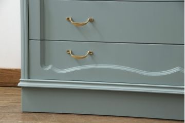 箪笥を2つのチェストにリメイク!ひとつはヒノキ無垢材の天板を取り付け、もう一方は台輪を付けてそれぞれチェストに。取っ手を付け替えて、淡い青緑にペイント仕上げ。