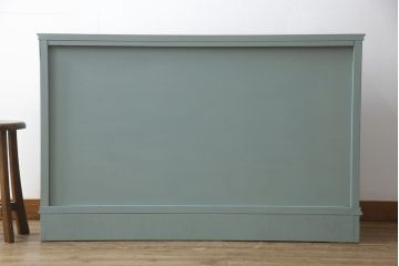 箪笥を2つのチェストにリメイク!ひとつはヒノキ無垢材の天板を取り付け、もう一方は台輪を付けてそれぞれチェストに。取っ手を付け替えて、淡い青緑にペイント仕上げ。