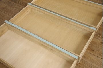 箪笥を2つのチェストにリメイク!ひとつはヒノキ無垢材の天板を取り付け、もう一方は台輪を付けてそれぞれチェストに。取っ手を付け替えて、淡い青緑にペイント仕上げ。