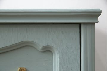 箪笥を2つのチェストにリメイク!ひとつはヒノキ無垢材の天板を取り付け、もう一方は台輪を付けてそれぞれチェストに。取っ手を付け替えて、淡い青緑にペイント仕上げ。